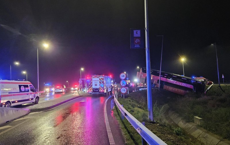 Doi răniți la Brăila după ce un autobuz cu  ucraineni s-a răsturnat într-un șant, pe DN22 B