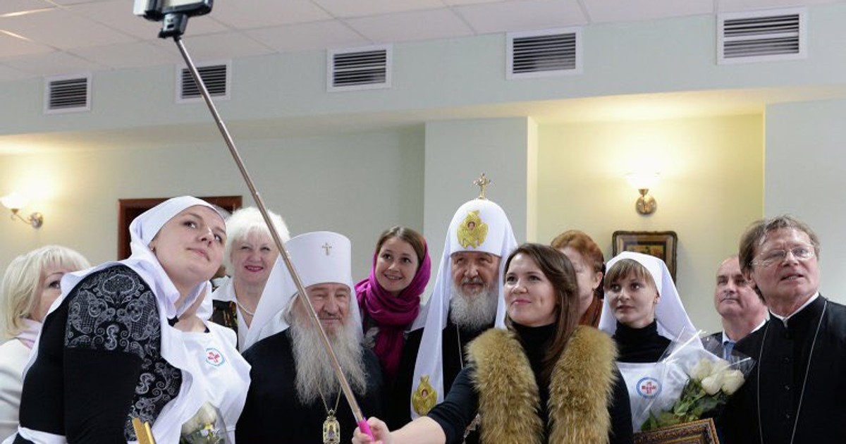 Smartphone-urile vor aduce Antichristul pe Pământ. Patriarhul Kiril și mai multe călugărițe își fac un selfie