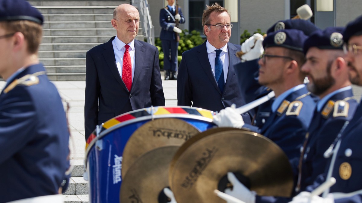 Ministrul britanic al apărării John Healey (stânga), primit la Berlin de omologul său german Boris Pistorius Foto: Hepta