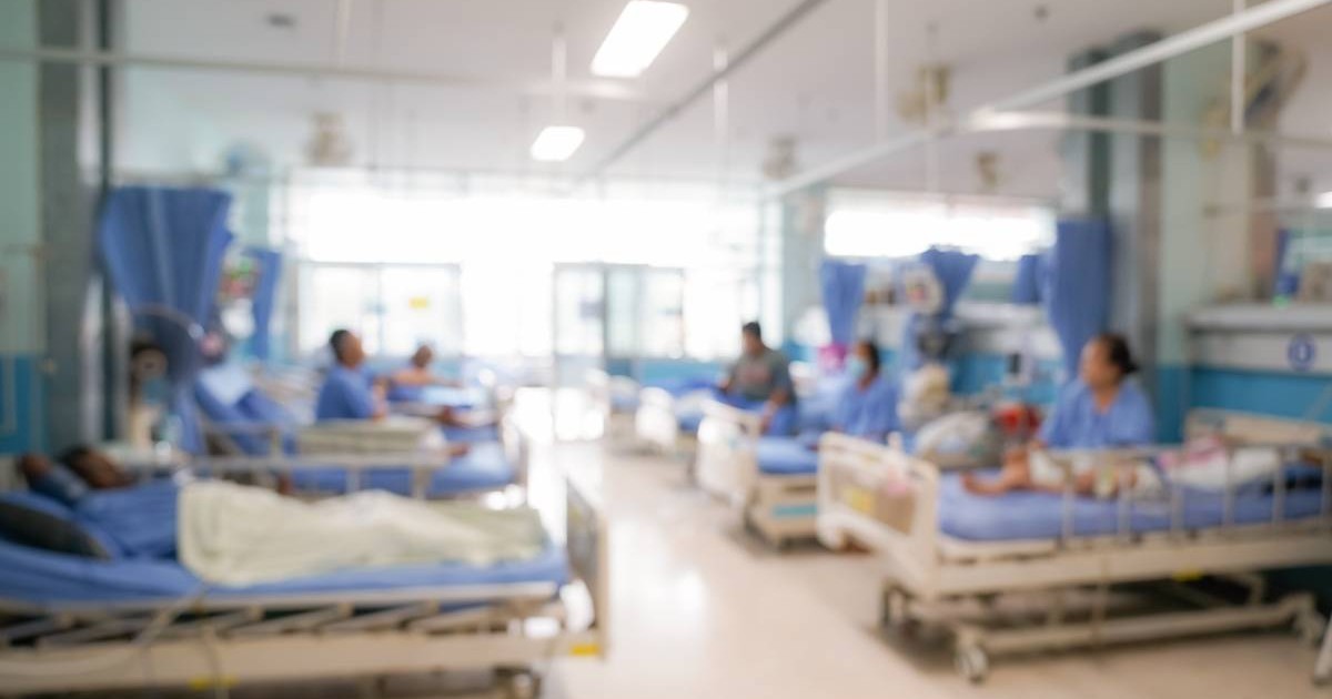 Pacienți internați în spital, paturi de spital aliniate față în față
