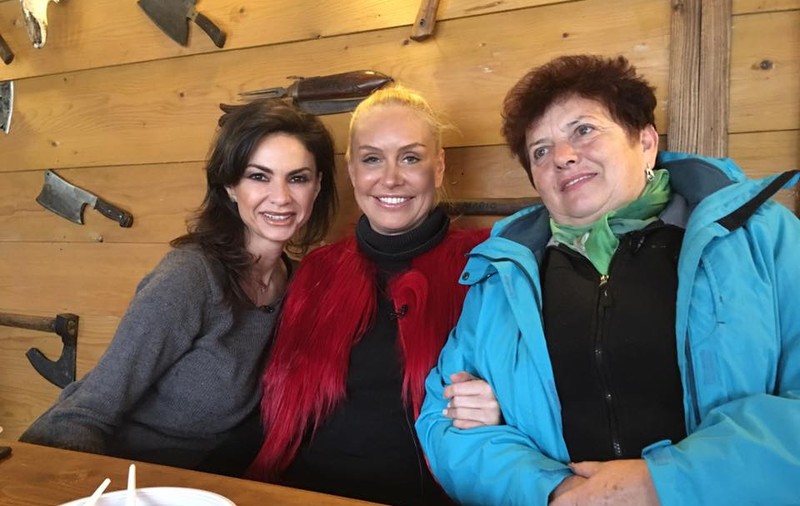 Vica Blochina, la munca de jos. Blonda a făcut senzație printre localnicii din Moldova