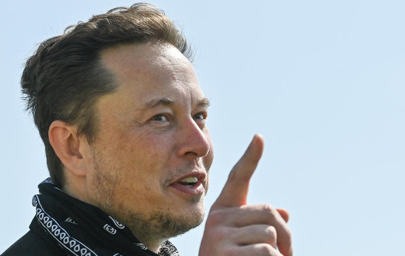 Elon Musk a făcut un sondaj pe Twitter dacă trebuie să-și vândă 10% din acțiunile la Tesla