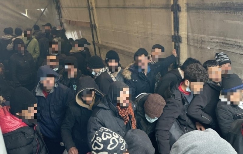 Aproape 100 de migranți ilegali, descoperiți într-un camion românesc, în Ungaria