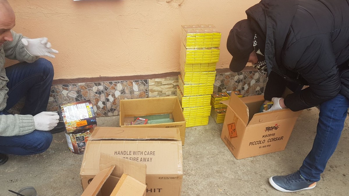 Polițiștii din Giurgiu au găsit o tonă de ”bombe” în localitatea Joița ce urmau să ajungă la sute de români pentru petrecerea de Revelion.