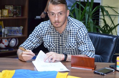 Victor Astafei, în momentul semnării noului contract cu FC Petrolul. FOTO: fcpetrolul.ro