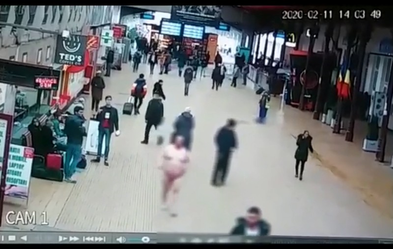 VIDEO | Un bărbat a fost surprins de jandarmi umblând dezbrăcat în Gara de Nord