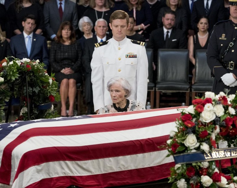 FOTO/ Imagini emoționante. Mama lui John McCain, în vârstă de 106 ani, la căpătâiul fiului ei