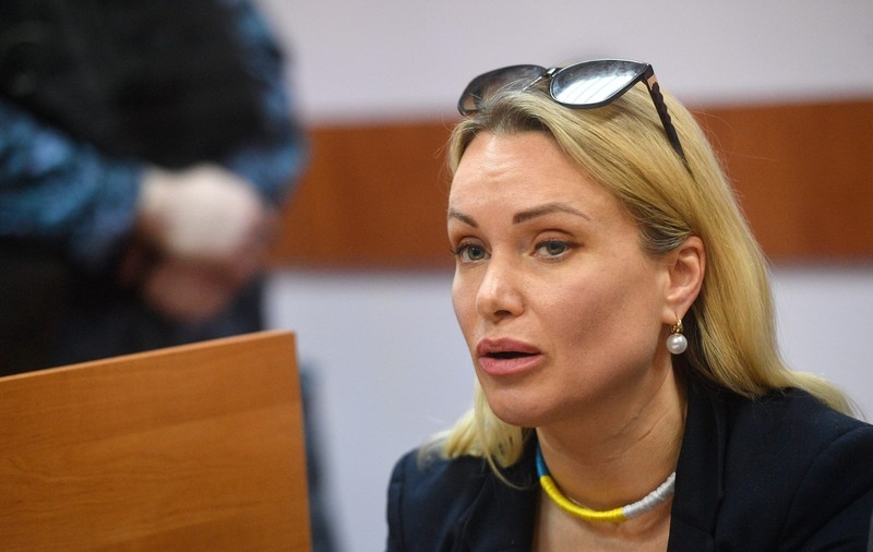 Marina Ovsiannikova, jurnalista care a protestat față de război, a fost dată în judecată de fostul soț. Ce riscă aceasta