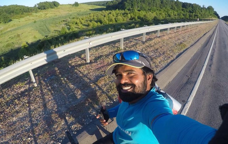 Un bărbat a călătorit cu bicicleta din India până în Rusia pentru a vedea Cupa Mondială