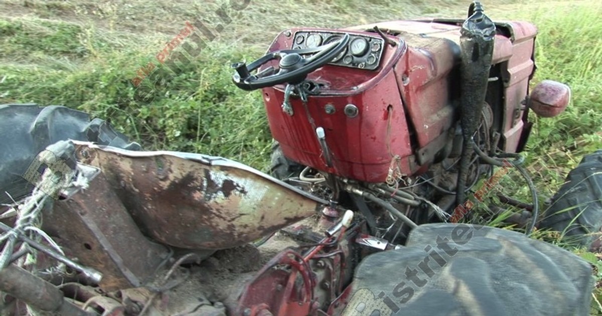 Un tânăr de 26 ani a murit după ce a căzut un tractor peste el