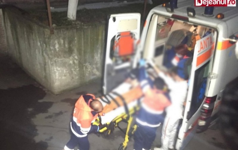 Un tânăr a fost înjunghiat în plină stradă și a ajuns la spital. Poliția l-a prins pe agresor
