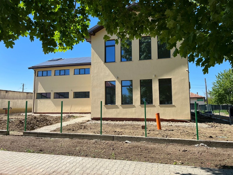 Centrul educațional e chiar lângă școala din sat