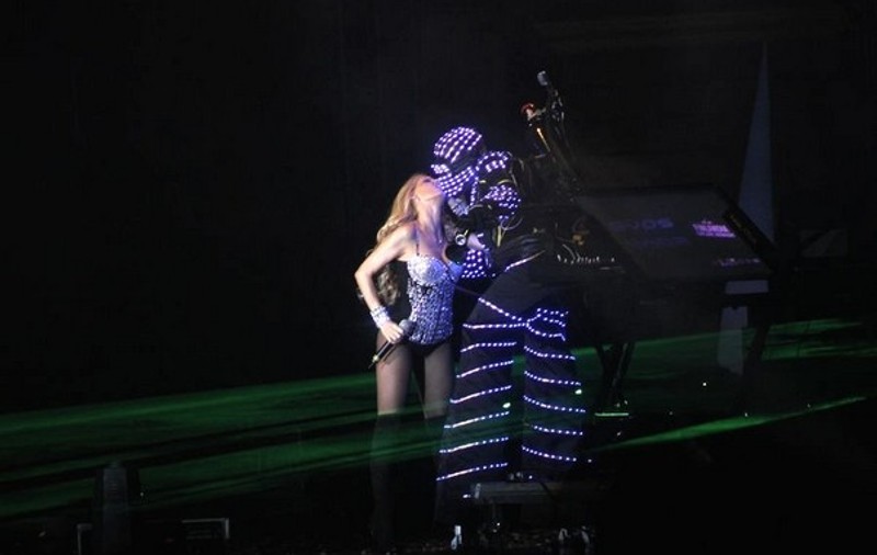 Foto | Diva Andreea Bănică, show din viitor: sărut pasional cu un robot!