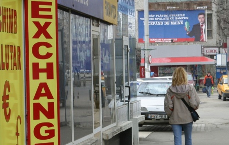 Jaf la o casă de schimb valutar din Brăila. Autorul a fost prins de polițiști în timp ce o bătea pe una dintre casierițe
