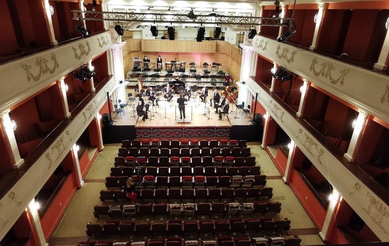 Un muzician din Filarmonica Sibiu intră în greva foamei, chiar în sediul clădirii. Care e motivul
