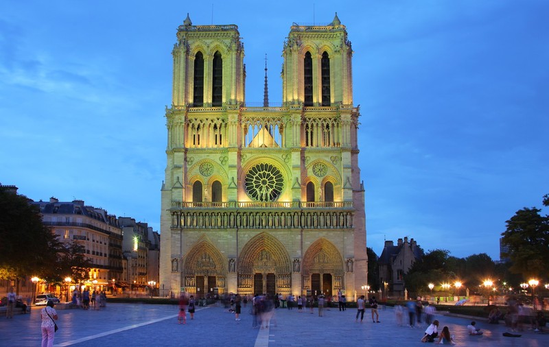 Arhiepiscopul Parisului a oficiat prima liturghie după redeschiderea catedralei Notre-Dame. 2.500 de persoane au participat la slujbă