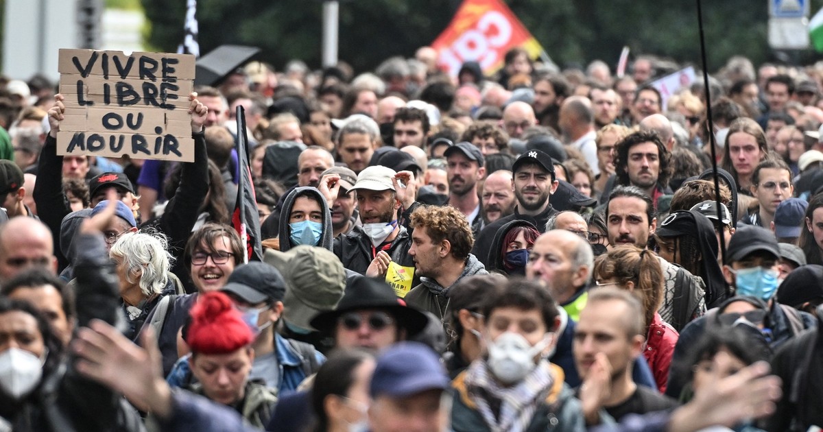 Imagine cu mai mulți protestatari aflați pe o stradă din Nantes, în septembrie 2025