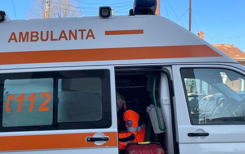 O ambulanță care transporta un copil de 14 ani, rănit grav într-un accident rutier, lovită de o altă mașină
