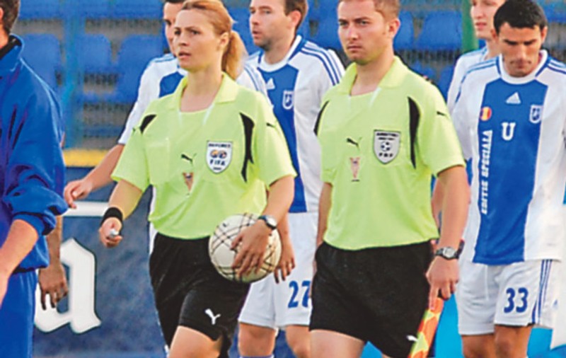 Ea cu fluierul, el cu steagul