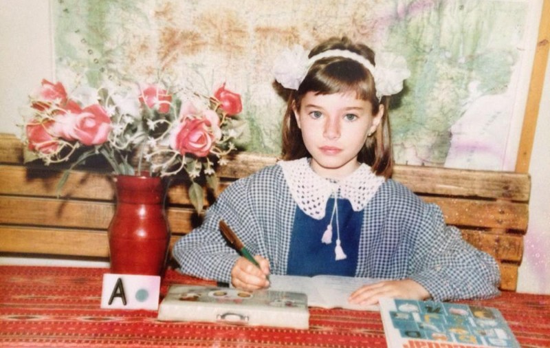 Cu PENAR şi cu BENTIŢĂ, acum ea este ACTRIŢĂ. Uite ce vedetă ARĂTA AŞA în prima zi de şcoală