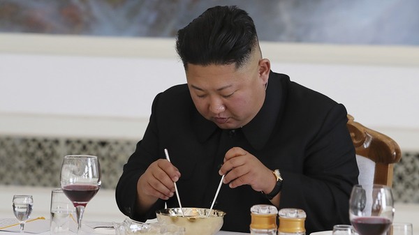 Kim Jong UN mănâncă. 