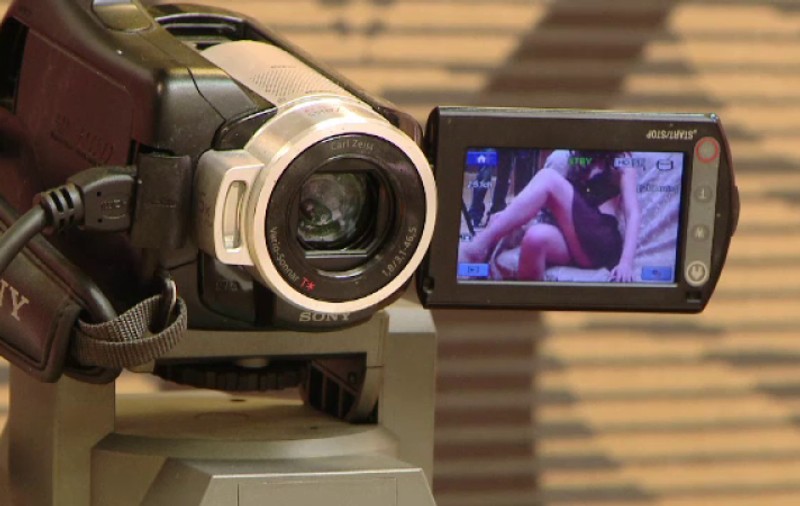 O mamă din București și-a batjocorit copiii în direct, pe videochat. Femeia a fost reținută