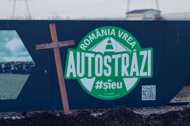 „Aici se odihnește autostrada Moldovei”, scrie pe crucea instalată de antrepenorul sucevean | Foto: Facebook