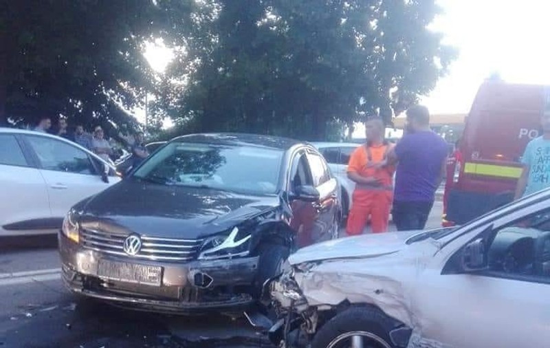 Maşina unui poliţist din Galaţi, implicată într-un accident. Șoferul ar fi fugit de la fața locului 