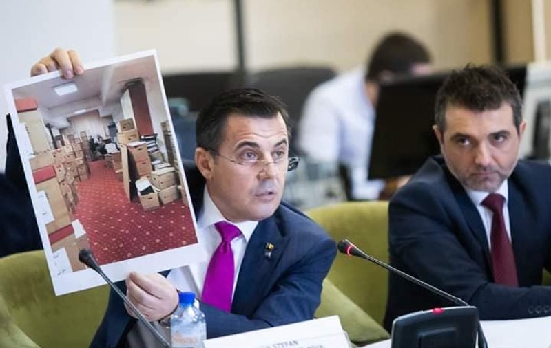 Ministrul Ion Ştefan a făcut "circ" la audierea din Parlament. A numit PSD-ul "ciumă roşie" şi a vorbit despre "strategia antecorupţie"
