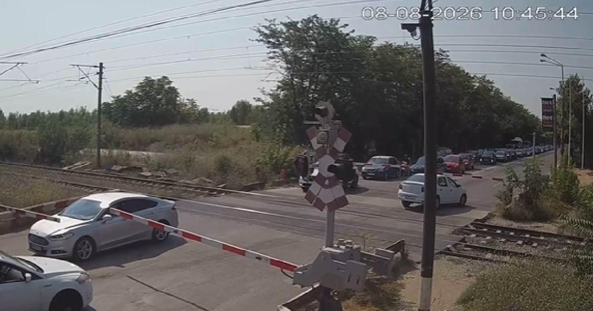 Trei mașini au rămas între semibariere la trecerea de cale ferată de la Petricani