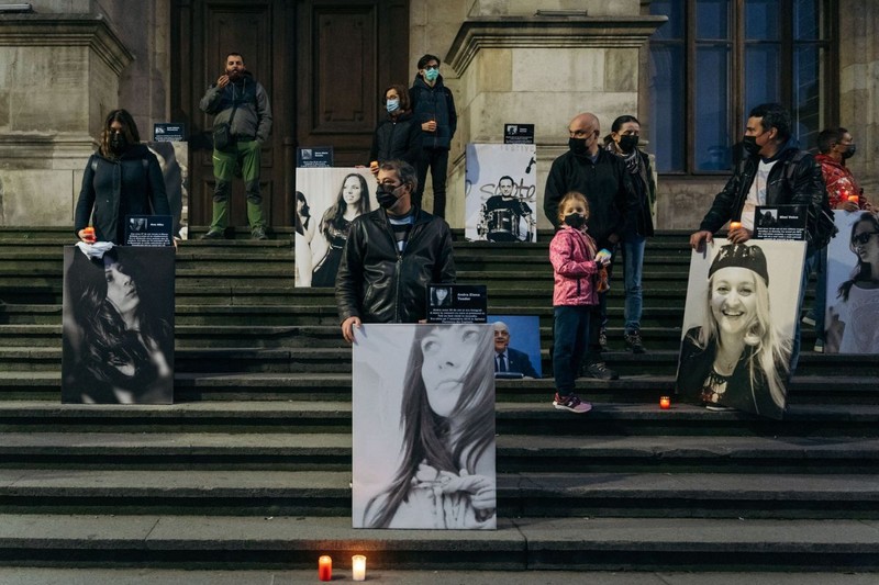 Protest al familiilor victimelor de la Colectiv pe treptele Curții de Apel din București (foto Profimedia)