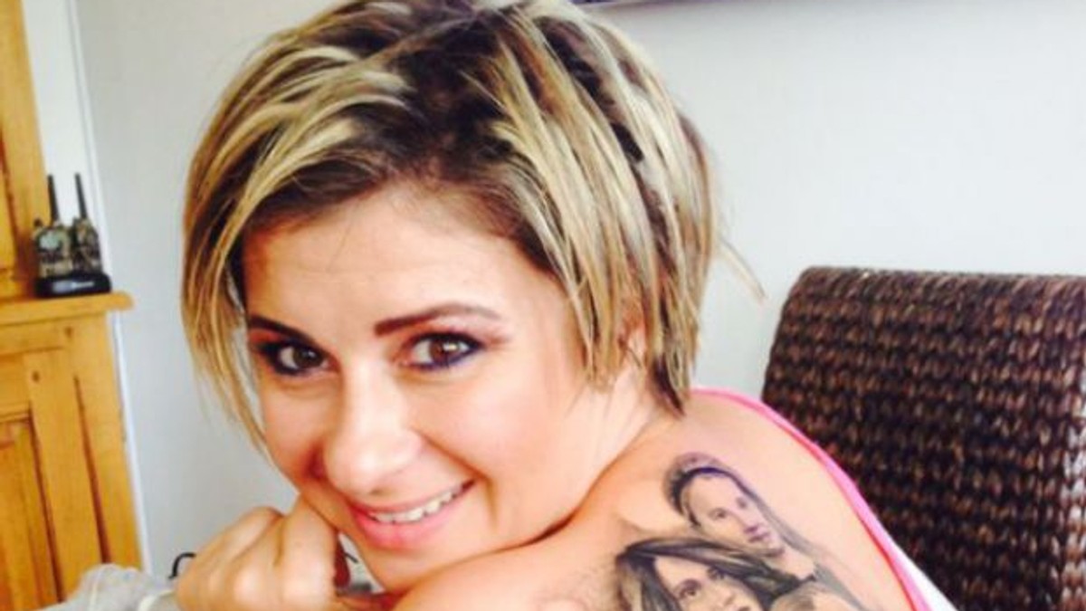 Anamaria Prodan își arată tatuajul de pe spate, cu familia ei