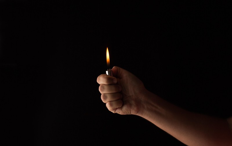 O femeie din Ploiești a fost stropită cu diluant și amenințată cu moartea de un vecin. Cum a scăpat