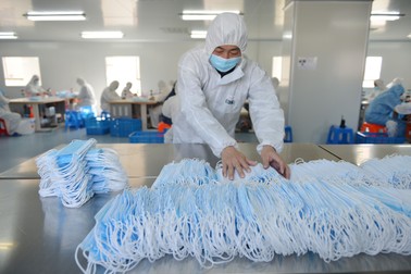 Producția de măști a crescut considerabil în China. Foto: Hepta