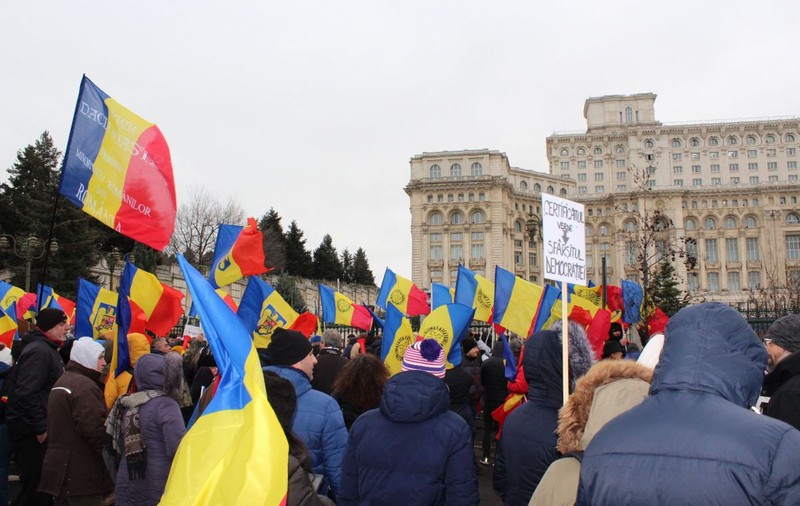 Amenzi de 175.000 de lei după protestul AUR de la Parlament. Bărbatul suspectat că a vandalizat mașinile din parcare, reținut