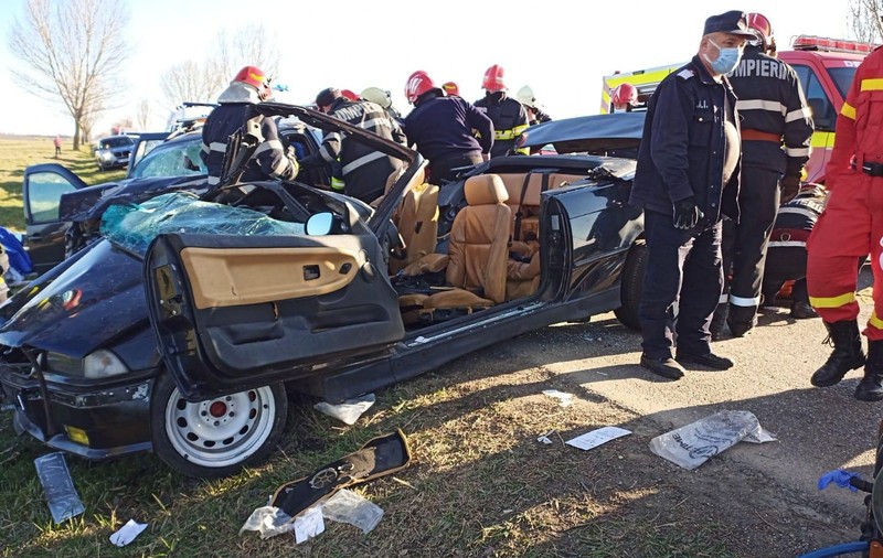Accident grav la Bacău. Trei oameni au murit, alți doi sunt răniți grav