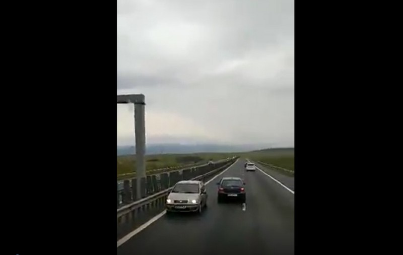 VIDEO | Un șofer a mers pe contrasens pe autostrada Sibiu - Sebeș. Tiriștii l-au obligat să întoarcă și să meargă corect