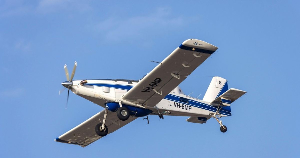 Un avion cu elice în timpul unui zbor
