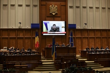 Volodimir Zelenski se adresează Parlamentului României, pe 4 aprilie 2022. Foto: Dumitru Angelescu / Libertatea