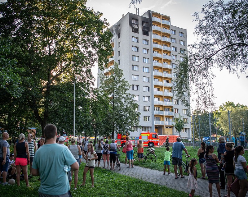 Incendiu devastator produs într-un bloc din orașul ceh Bohumin. 11 persoane au murit