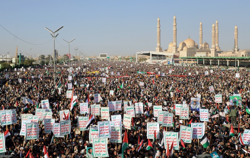 Protest uriaș în Yemen, după bombardamentele americano-britanice asupra milițiilor houthi. „SUA sunt Diavolul" | VIDEO