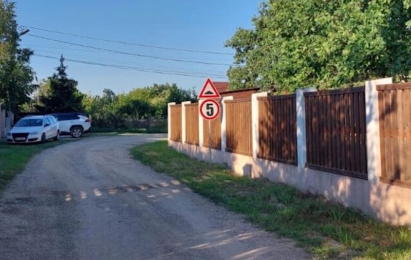 Limitatoare de viteză, montate fără avizul poliției în dreptul casei vicepreședintelui CJ Buzău. „Tot praful vine în curte, în piscină”