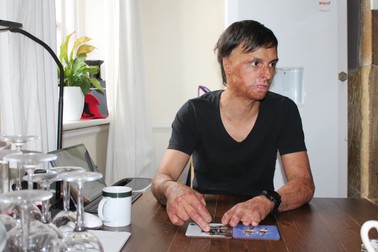 În bucătăria casei sale, Alexandru povestește despre noaptea incendiului de la Colectiv
