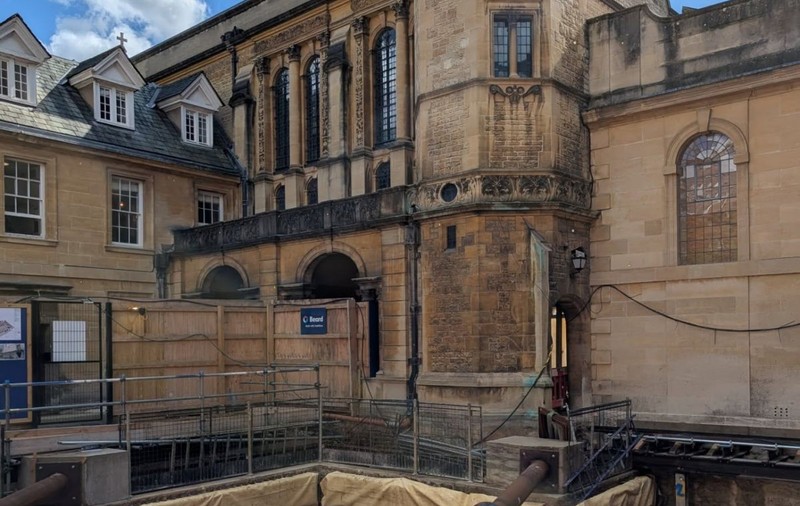 Săli medievale ascunse, descoperite sub o universitate renumită: arheologii găsesc obiecte rare și vestigii antice