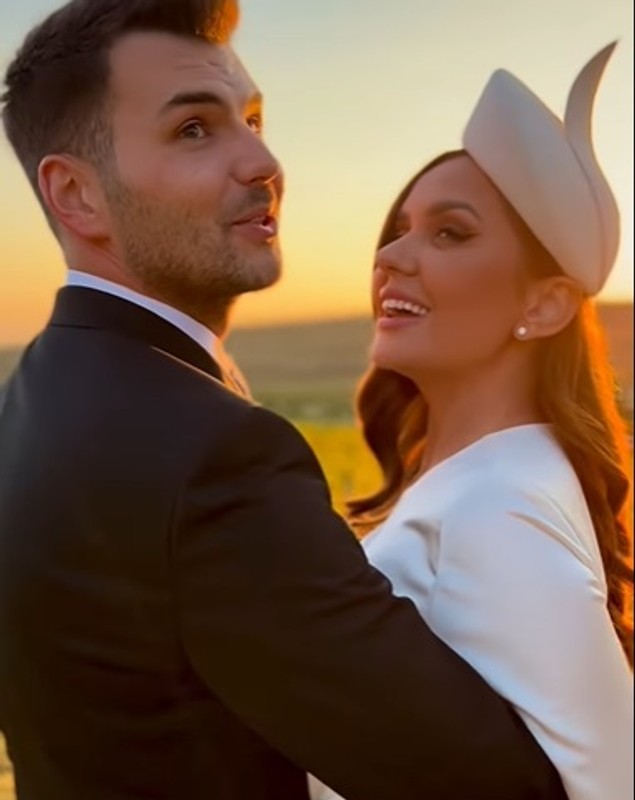Albertina Ionescu și Constantin Opriș s-au căsătorit. Prezentatoarea de la TVR nu a purtat rochie de mireasă
