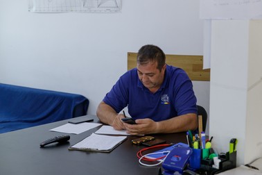 Unul dintre angajații centrului de comandă face un exercițiu de alarmare în caz de grindină cu oamenii care pregătesc rachetele în punctele de lansare