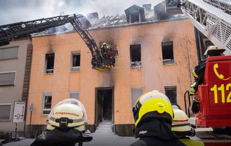 Incendiu într-un bloc din Germania. Un om a murit și alți 13 au fost răniți. Trei persoane au fost date dispărute / FOTO&VIDEO