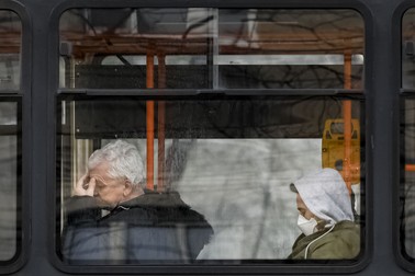Un tânăr care poartă mască de protecție și un alt călător, într-un tramvai din București | Foto: Hepta
