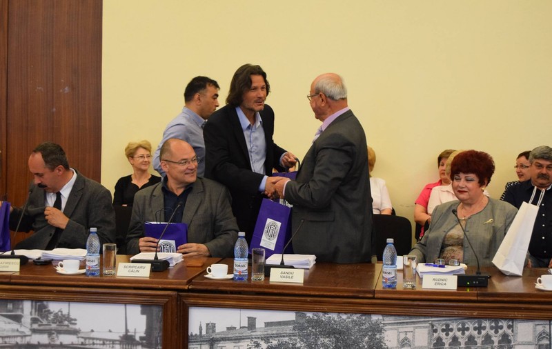 S-a întâmplat la Iași. Și-au prelungit contractele, iar apoi au mers să dea cadouri politicienilor / GALERIE FOTO