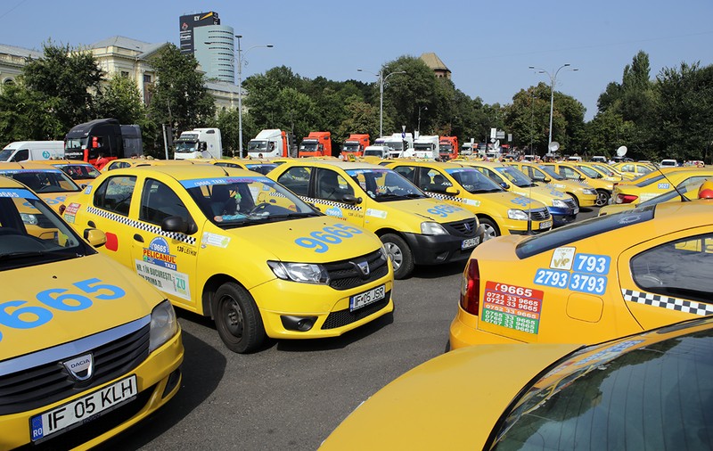 Guvernul a eliminat sintagma "în mod repetat" din legea taximetriei şi promite că va reglementa şi activitatea de ridesharing
